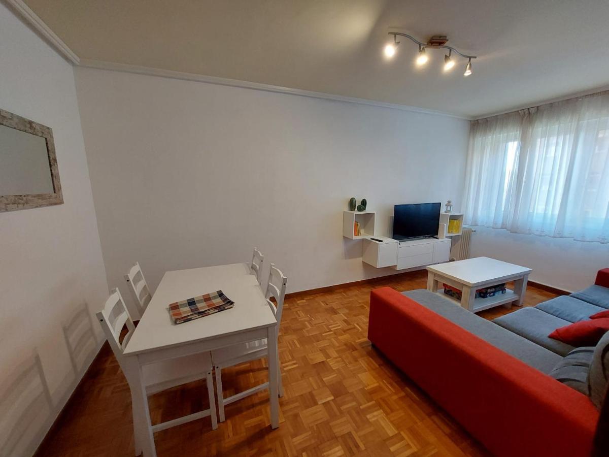 Piso Sencillo Y Acogedor Con Parking Gratuito Apartman Baranain Kültér fotó