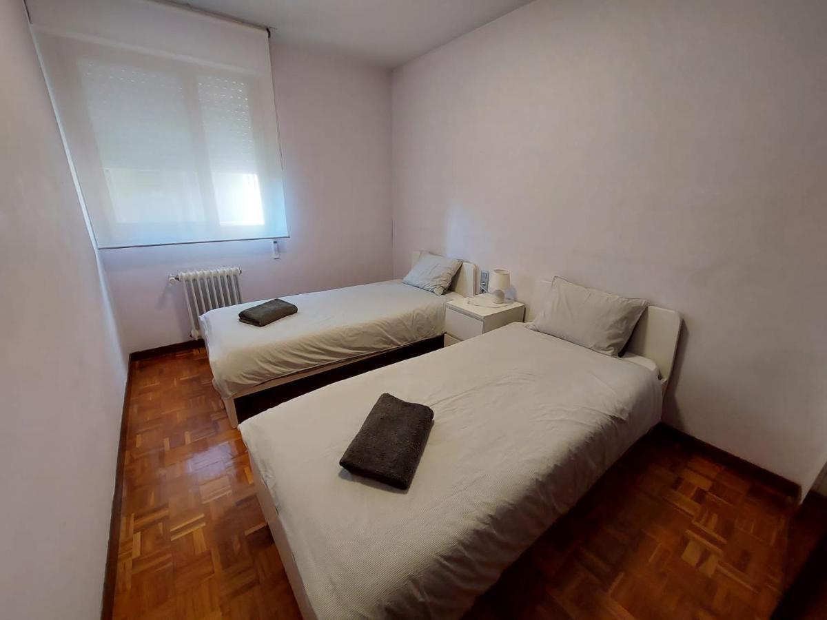 Piso Sencillo Y Acogedor Con Parking Gratuito Apartman Baranain Kültér fotó